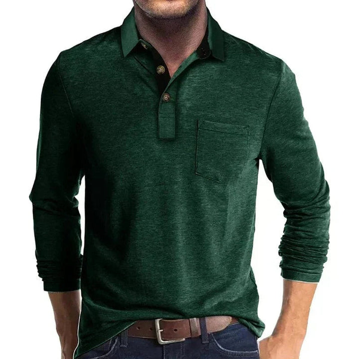 Dunkelgrünes Herren-Langarm-Poloshirt mit Brusttasche, kontrastierendem Kragen und kurzer Knopfleiste in schlanker Passform.