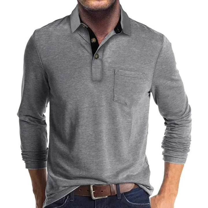 Graues Herren-Langarm-Poloshirt mit Brusttasche, kontrastierendem Kragen und Knopfleiste in schlanker Passform.