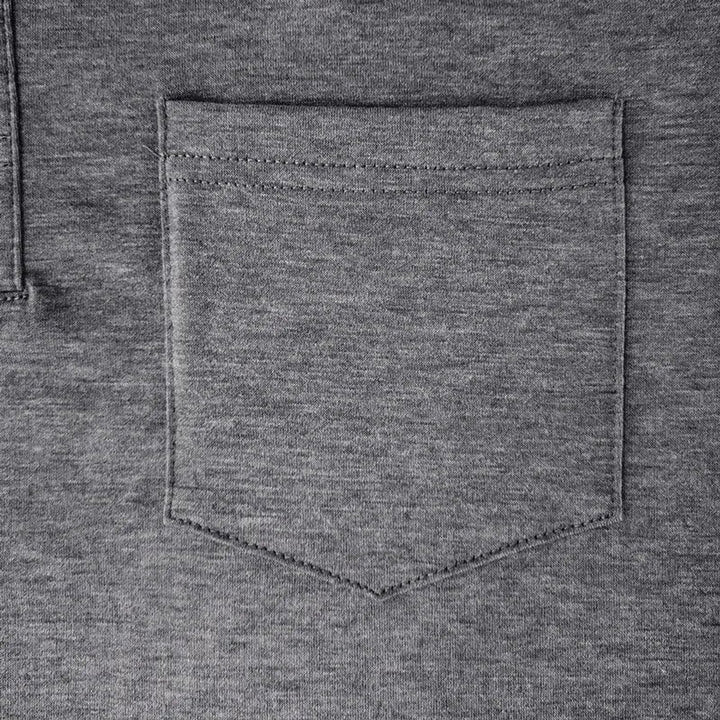 Dunkelgraues Herren-Poloshirt aus weichem Stoff mit aufgesetzter Brusttasche und feinen Nähten.