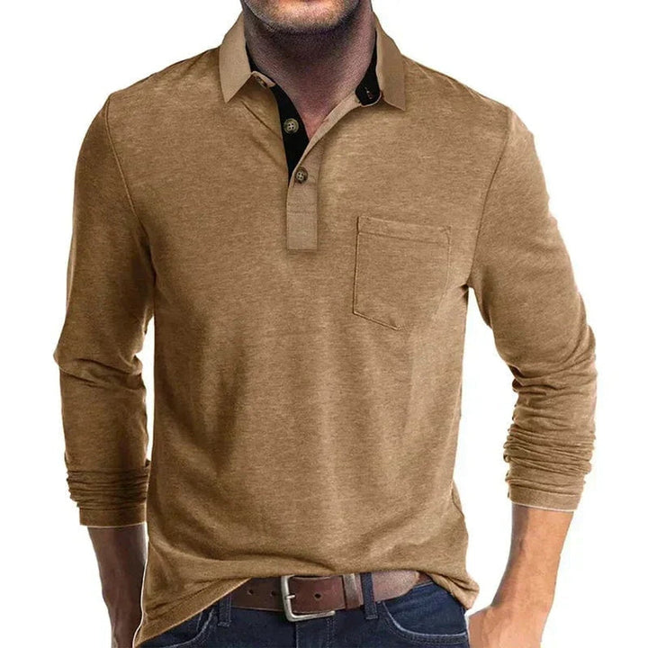 Braunes Herren-Langarm-Poloshirt mit Brusttasche, kontrastierendem Kragen und kurzer Knopfleiste in schlanker Passform.