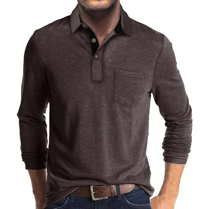 Dunkelbraunes Langarm-Poloshirt für Herren mit Brusttasche, Kontrastkragen und kurzer Knopfleiste in schlanker Passform.