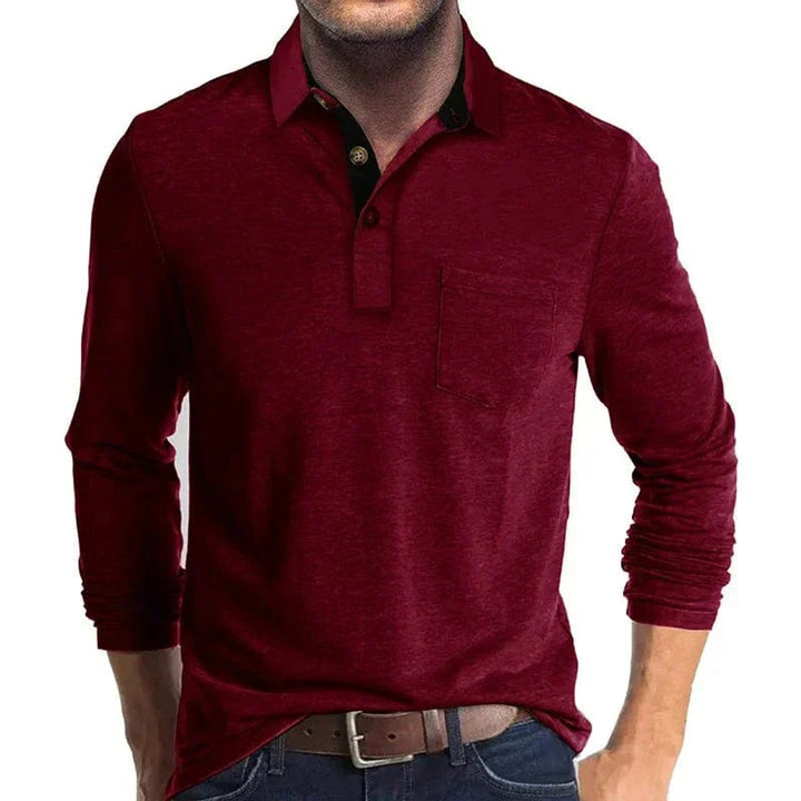 Dunkelrotes Herren-Langarm-Poloshirt mit Brusttasche, kontrastierendem Kragen und kurzer Knopfleiste.
