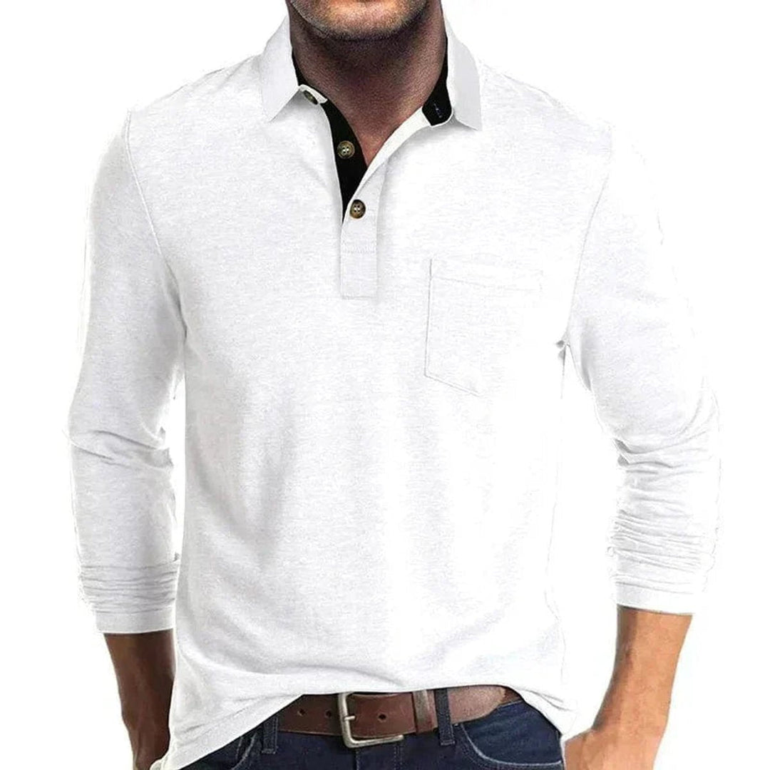 Weißes Langarm-Poloshirt für Herren mit Brusttasche, schwarzem Kontrastkragen und Knopfleiste.