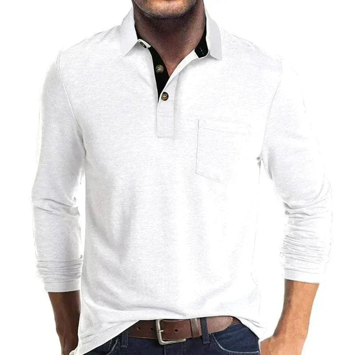 Weißes Langarm-Poloshirt für Herren mit Brusttasche, schwarzem Kontrastkragen und Knopfleiste.