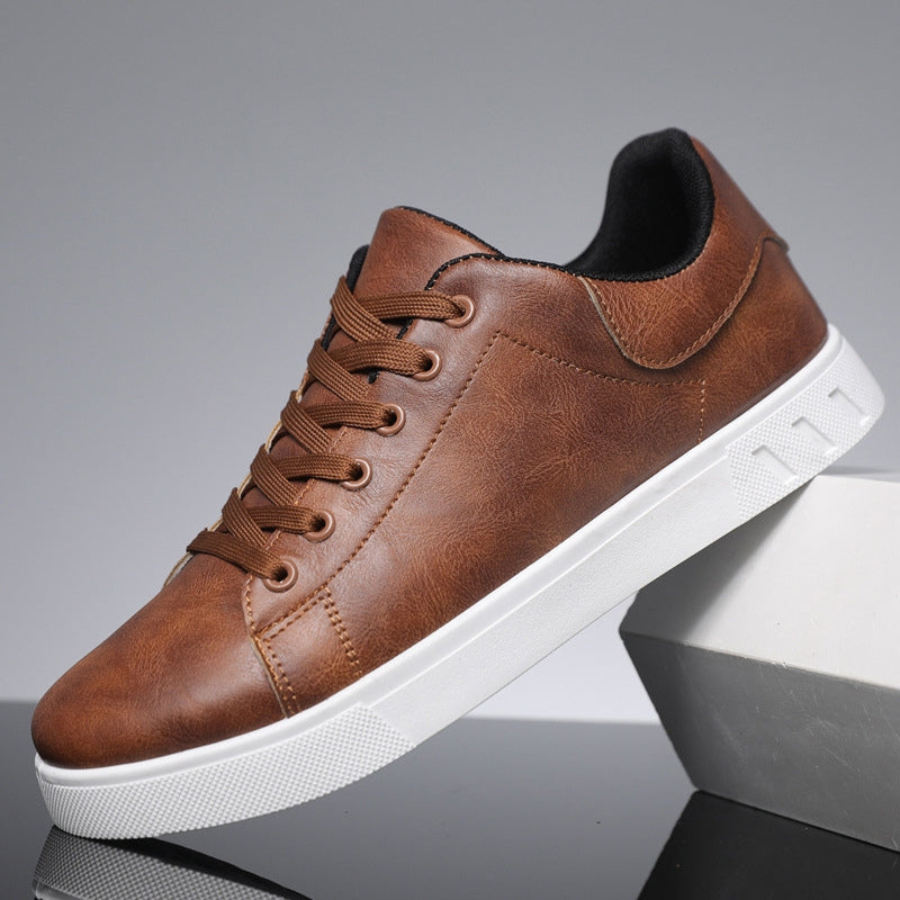 Brauner Herren-Sneaker in Lederoptik mit klassischer Schnürung und weißer Kontrastsohle.