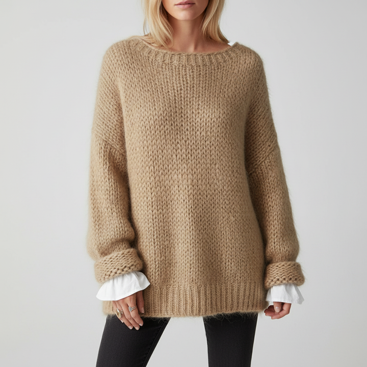 Beiger Oversized-Strickpullover aus flauschigem Grobstrick mit lässigen Umschlag-Bündchen für einen gemütlichen Look.
