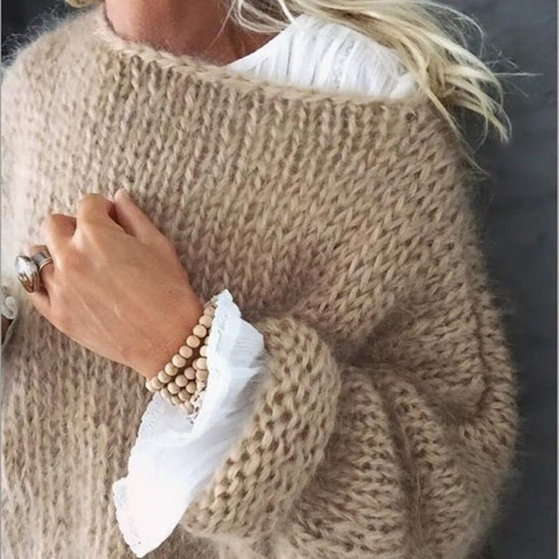 Beiger Oversized-Strickpullover aus flauschigem Grobstrick mit lässigen Umschlag-Bündchen für einen gemütlichen Look.