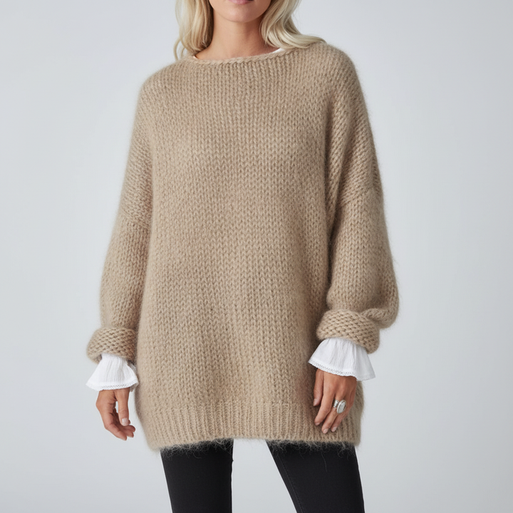 Beiger Oversized-Strickpullover mit flauschigem Grobstrick, überschnittenen Schultern und markanten Umschlag-Bündchen.
