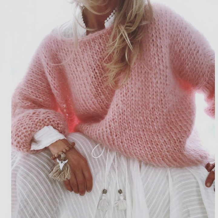 Kuscheliger, rosafarbener Oversized-Strickpullover aus flauschigem Grobstrick mit lässigen Umschlag-Bündchen.