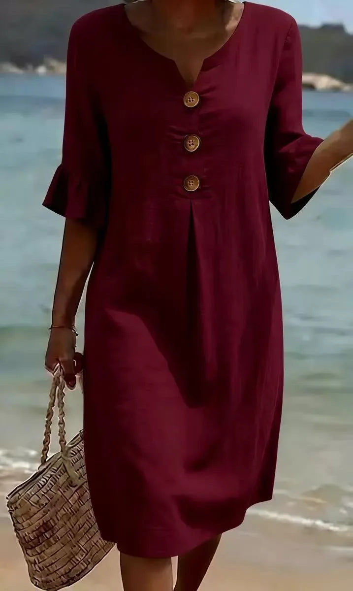 Weinrotes Fiona Midikleid mit V-Ausschnitt, Volant-Ärmeln und Zierknöpfen am Strand