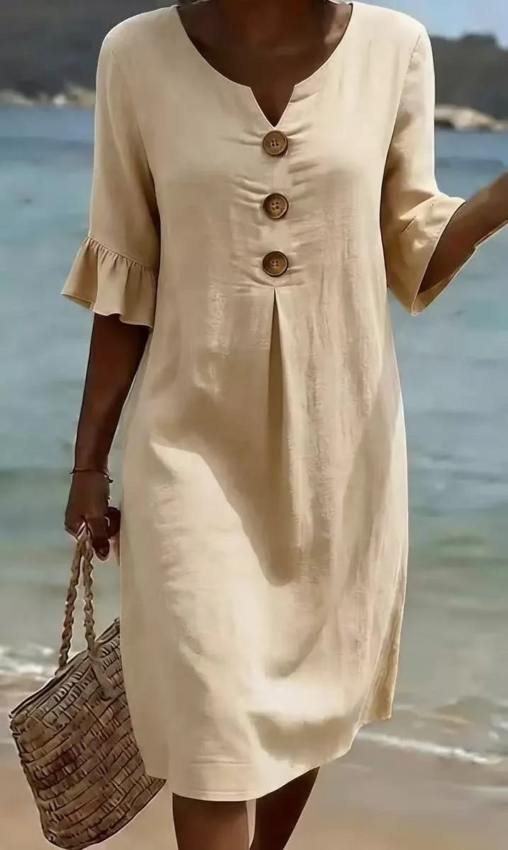 Beiges Fiona Midikleid mit V-Ausschnitt, Volant-Ärmeln und Zierknöpfen am Strand