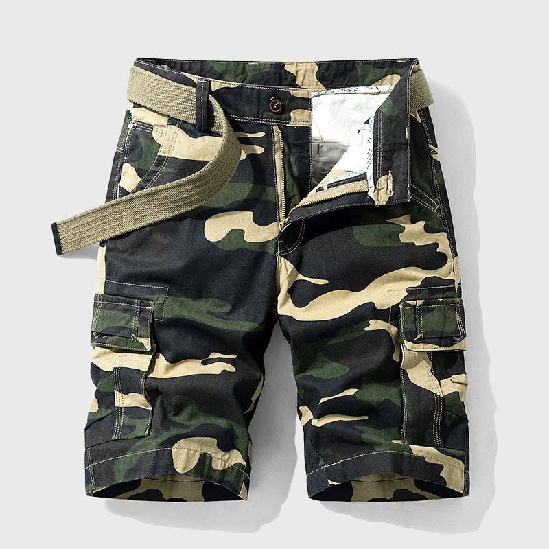 Knielange Herren-Cargoshorts mit Camo-Muster, Seitentaschen und beigefarbenem Textilgürtel.