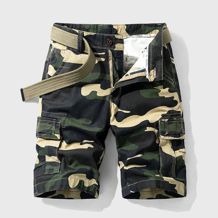 Knielange Herren-Cargoshorts mit Camo-Muster, Seitentaschen und beigefarbenem Textilgürtel.