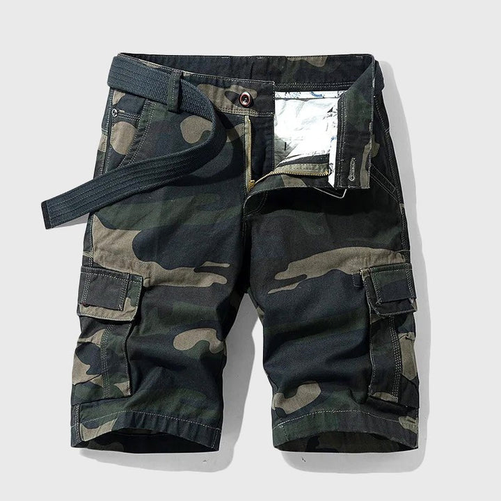 Knielange Herren-Cargoshorts mit Camo-Muster, Seitentaschen, Reißverschluss und integriertem verstellbarem Gürtel.