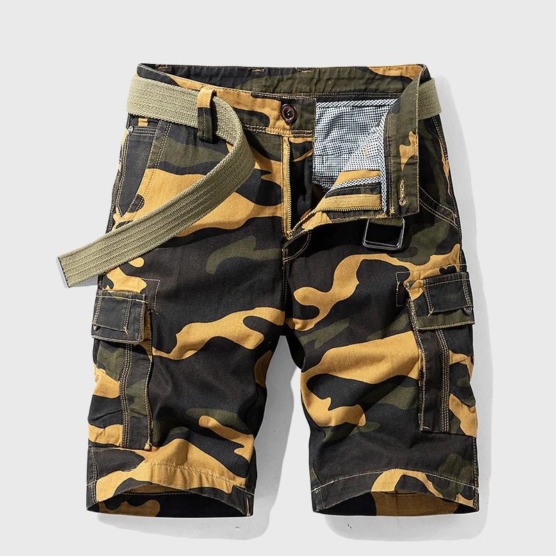 Knielange Florian Cargo-Shorts mit Camo-Muster, Seitentaschen und beiliegendem olivgrünem Stoffgürtel.