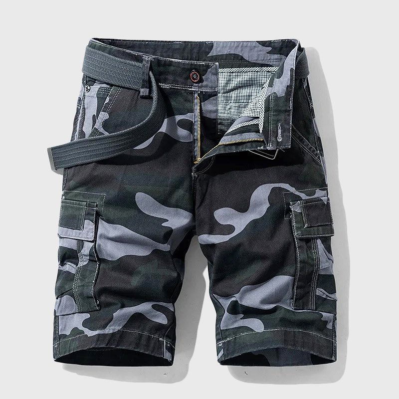 Knielange Florian Cargo-Shorts in Camouflage-Optik mit seitlichen Taschen, Reißverschluss und verstellbarem Gürtel.