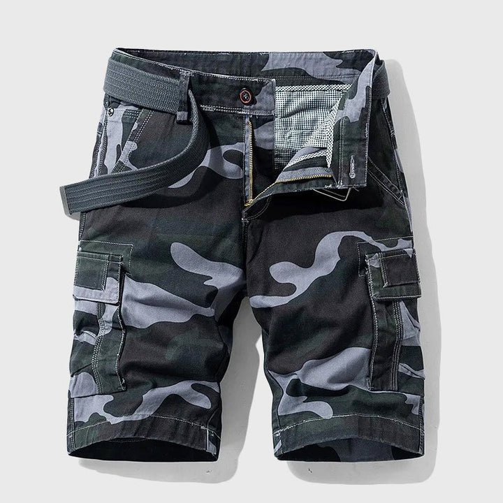 Knielange Florian Cargo-Shorts in Camouflage-Optik mit seitlichen Taschen, Reißverschluss und verstellbarem Gürtel.