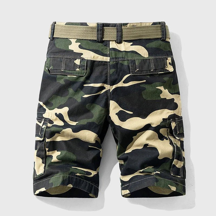 Knielange Florian Cargo-Shorts mit Camo-Muster, Seitentaschen und beigefarbenem Textilgürtel auf hellem Hintergrund.