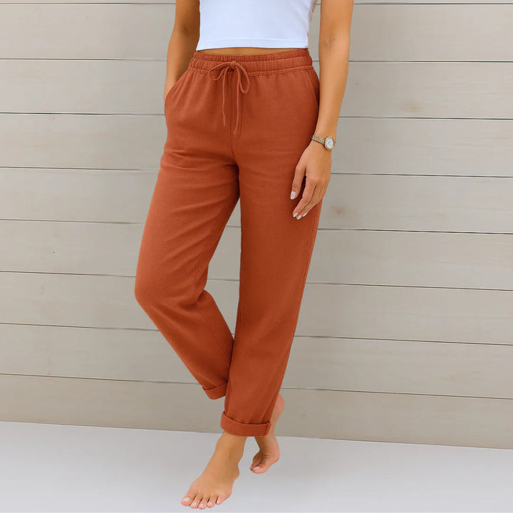 Franka Damen Sommer Leinen Hose in Rostrot, locker geschnitten mit hoher Taille und Kordelzug.