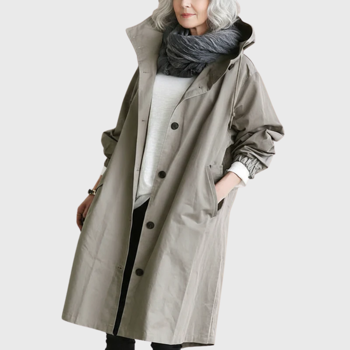 Beiger Oversized-Damenmantel mit Kapuze, Knopfleiste und Seitentaschen in mittellanger Passform für die Übergangszeit.