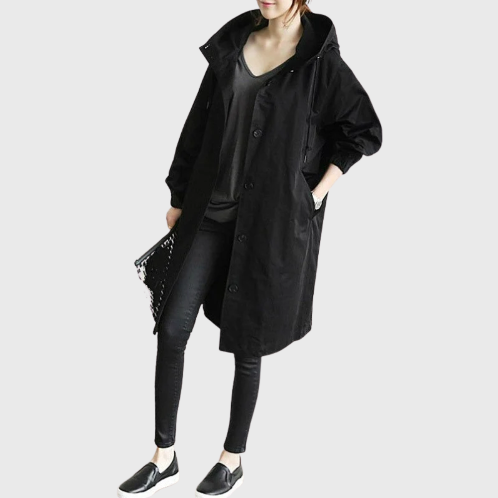 Schwarzer Oversized-Damenmantel mit Kapuze, durchgehender Knopfleiste und praktischen Seitentaschen in mittellanger Passform.
