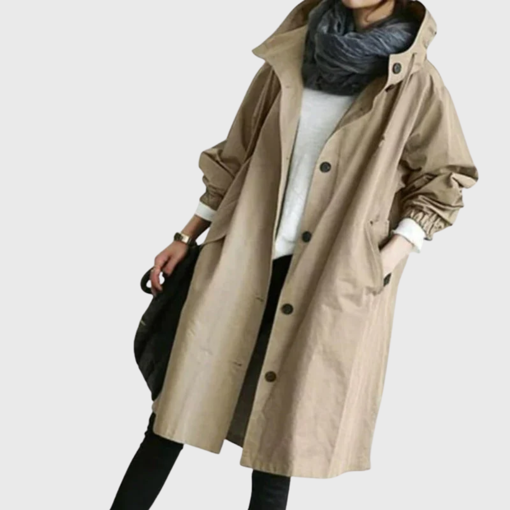 Beiger Oversized-Damenmantel mit Kapuze, Knopfleiste und praktischen Seitentaschen für einen lässigen Übergangs-Look.