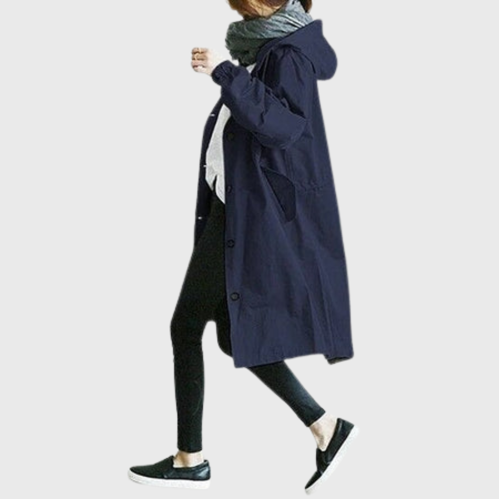 Dunkelblauer Oversized-Damenmantel mit Kapuze, Knopfleiste und Seitentaschen in lässiger Passform für die Übergangszeit.