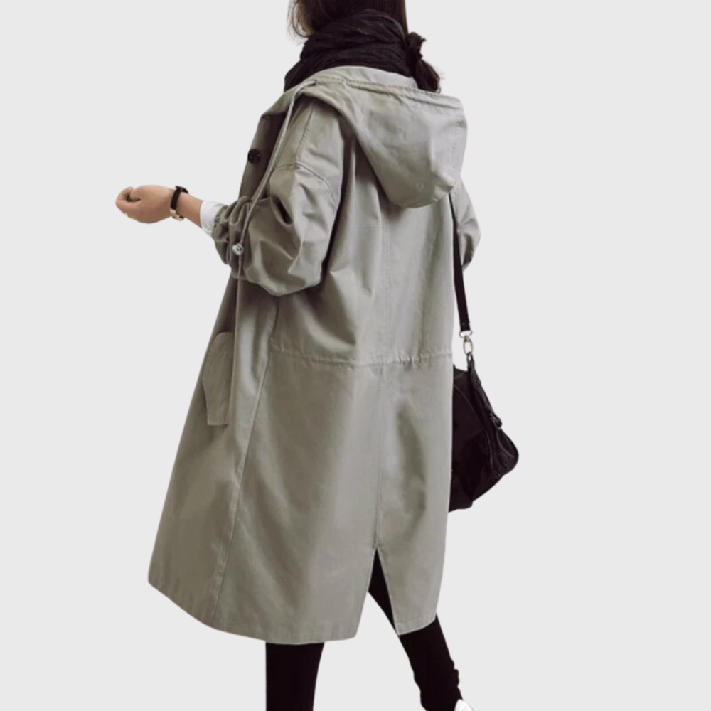 Grauer Damen Oversized-Mantel mit Kapuze, Knopfleiste und Seitentaschen in mittellanger Passform für die Übergangszeit.