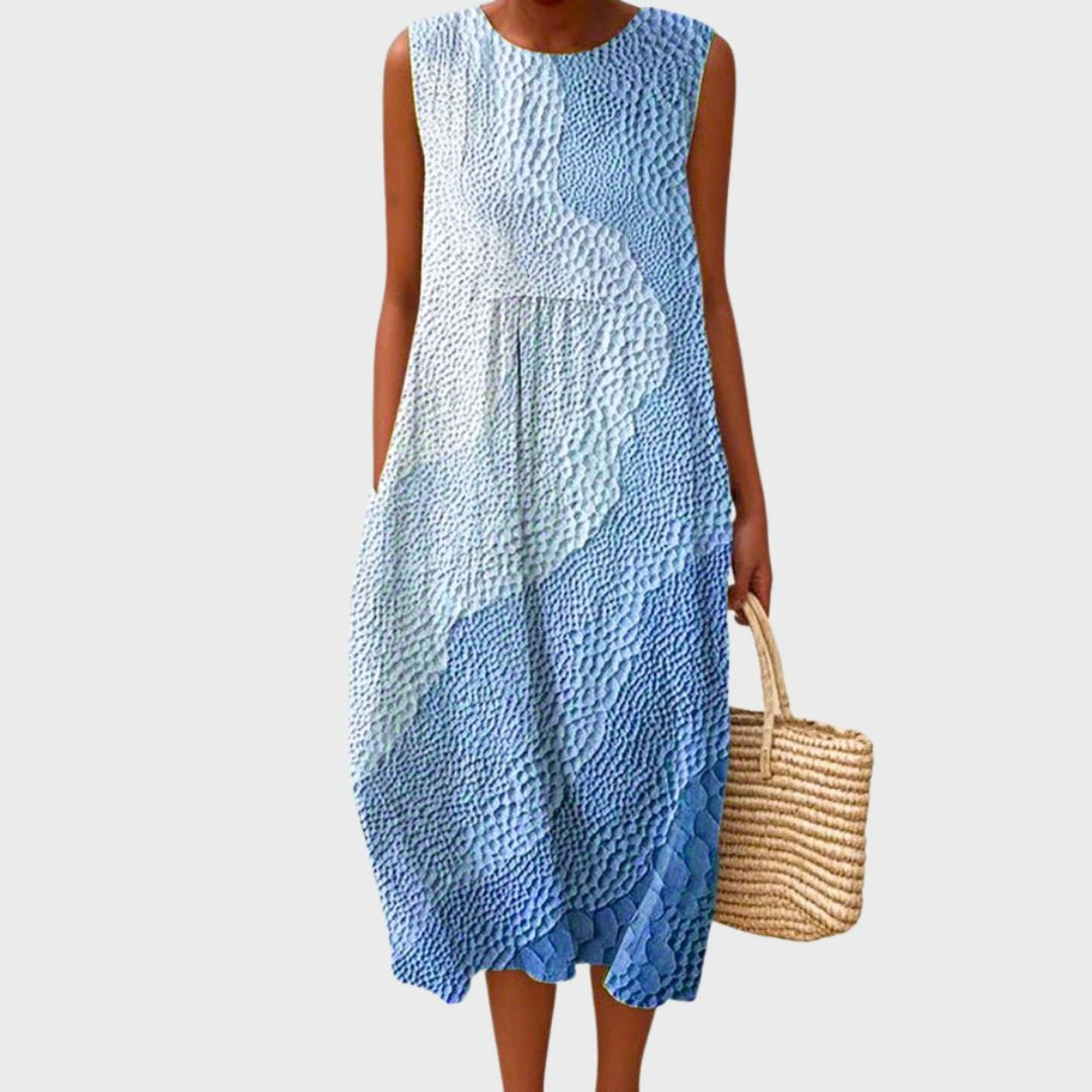 Damen ärmelloses Midikleid Hannah in Blau mit strukturiertem Stufenschnitt und lockerer Passform.