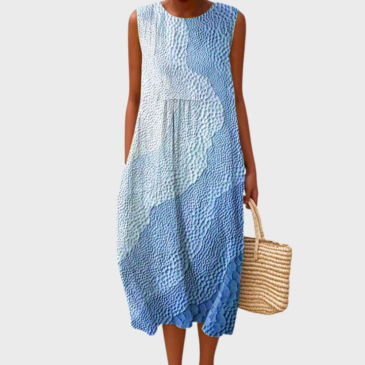 Damen ärmelloses Midikleid Hannah in Blau mit strukturiertem Stufenschnitt und lockerer Passform.