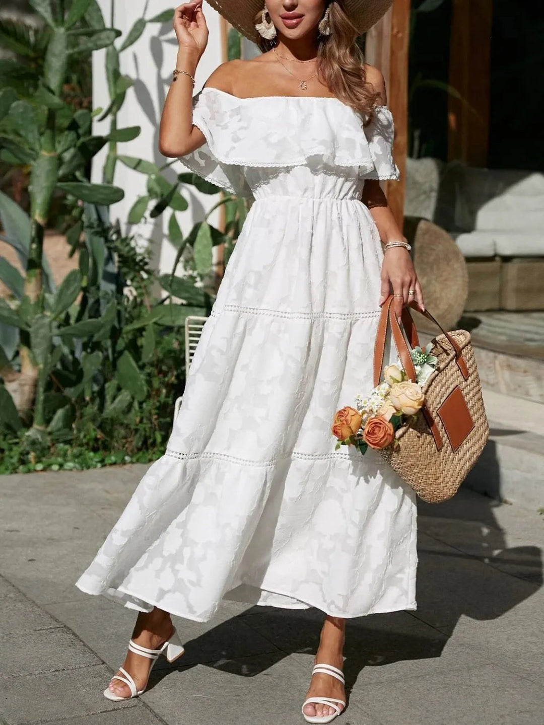 Weißes Helena Off-Shoulder Maxikleid mit gestuftem Rock und floraler Textur