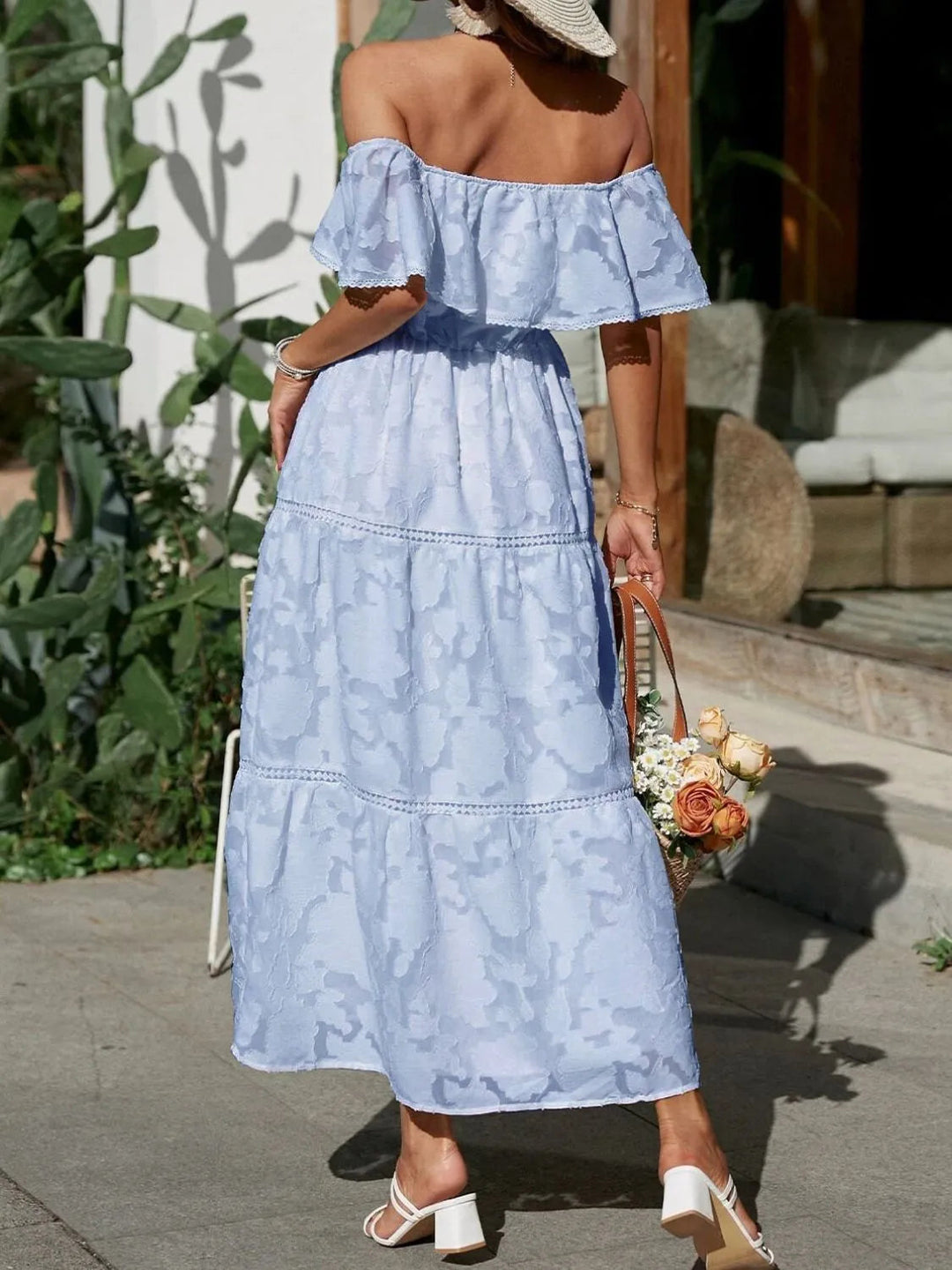 Hellblaues Off-Shoulder Maxikleid Helena mit floraler Struktur und Stufenrock