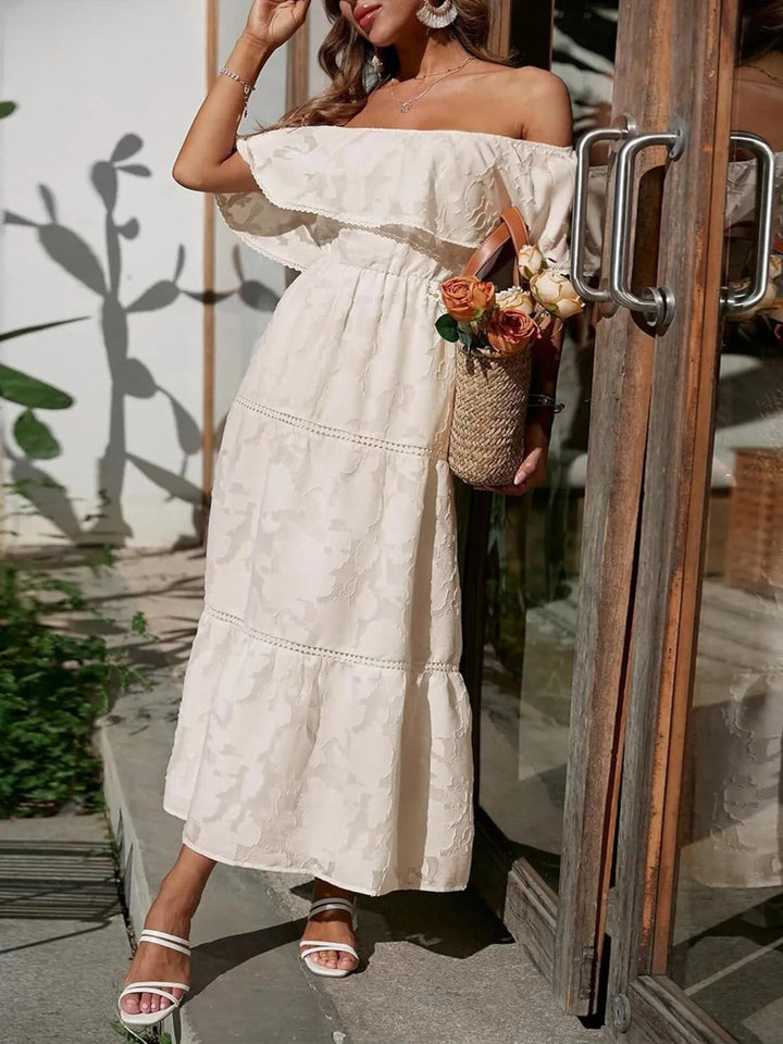Cremefarbenes Helena Off-Shoulder Maxikleid mit Blumenstruktur und Stufenrock