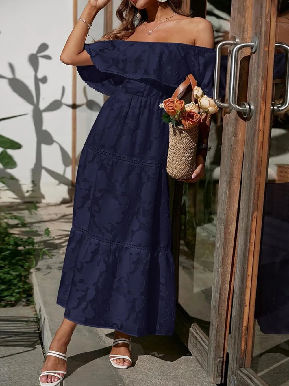 Dunkelblaues Helena Off-Shoulder Maxikleid mit Blumenstruktur und Stufenrock