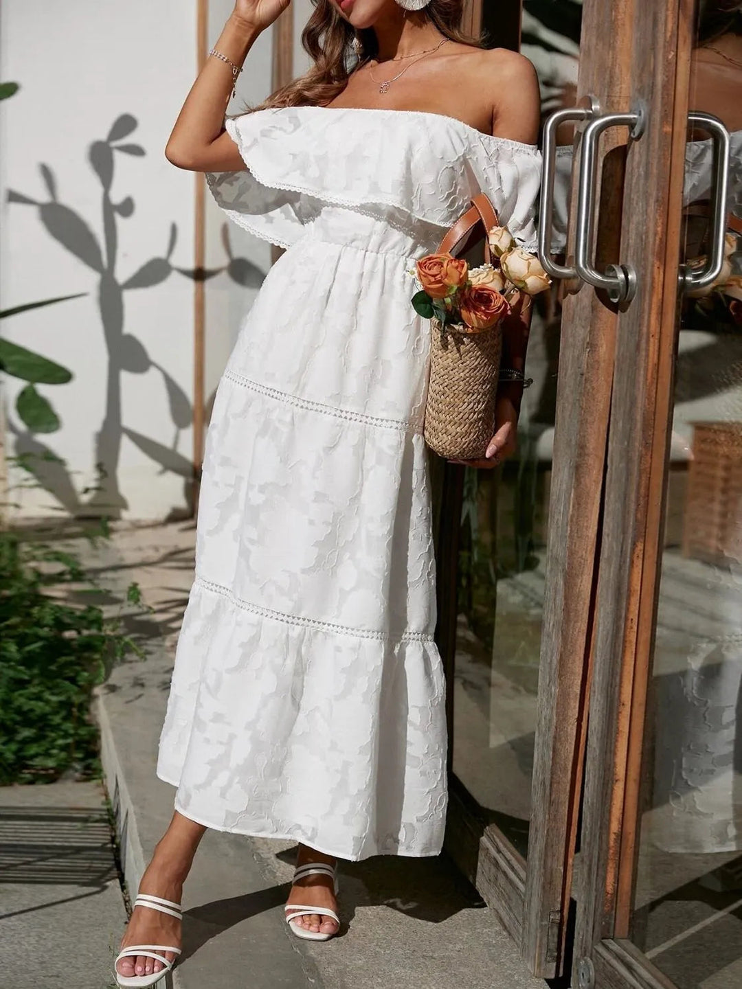 Weißes Helena Off-Shoulder Maxikleid mit strukturiertem Blumenmuster und Stufenrock
