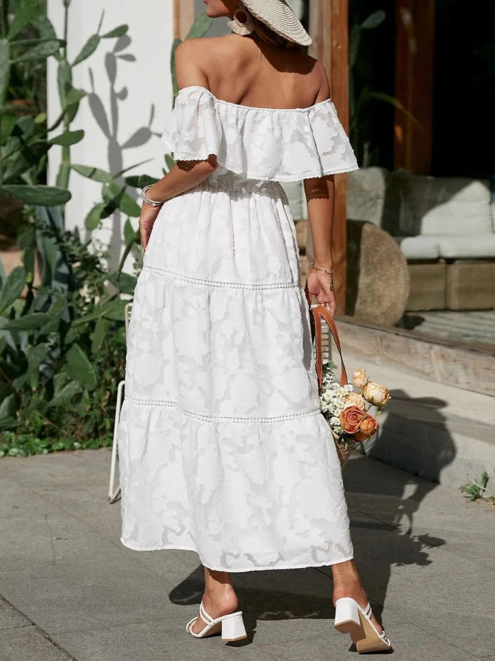 Weißes Helena Off-Shoulder Maxikleid mit gestuftem Rock und Blumenstruktur