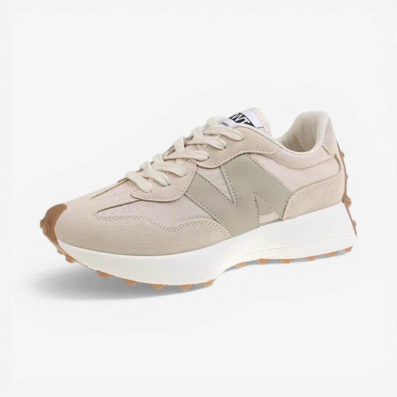 Beiger Damen-Retro-Sneaker mit Wildleder-Details, Mesh-Einsätzen, Schnürung und markanter Gummisohle.