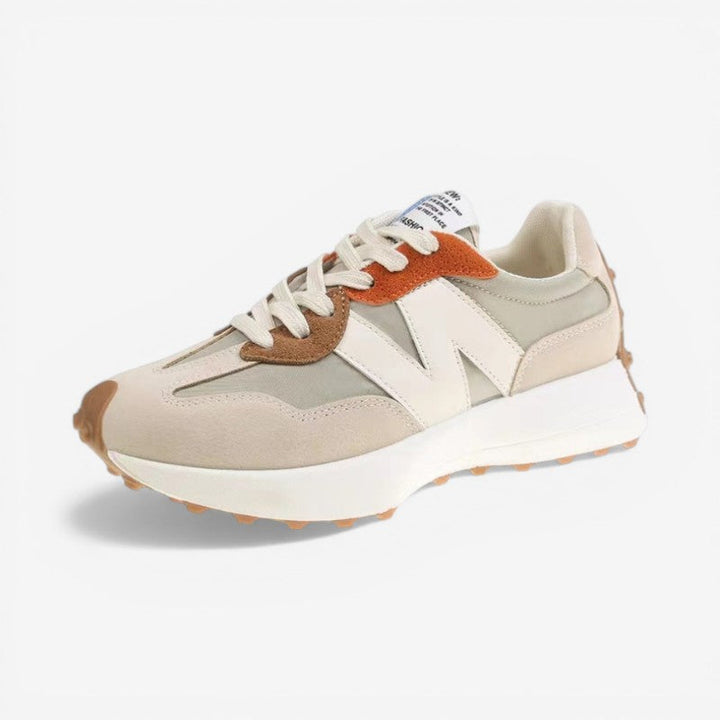Beiger Retro-Sneaker für Damen mit Wildleder-Details, Mesh-Einsätzen, Schnürung und markanter Gummisohle.