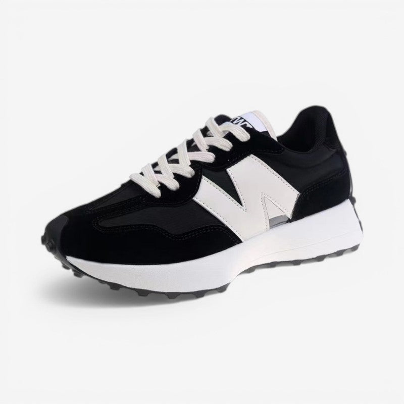 Schwarzer Damen-Retro-Sneaker mit Wildleder-Details, Mesh-Einsätzen, weißem Logo-Element und markanter Gummisohle.