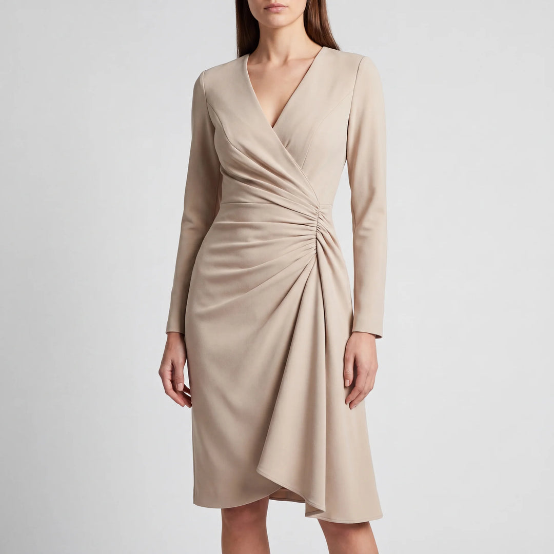 Elegantes beiges Livia Wickelkleid mit V-Ausschnitt, langen Ärmeln und schmeichelhaften Raffungen an der Taille.
