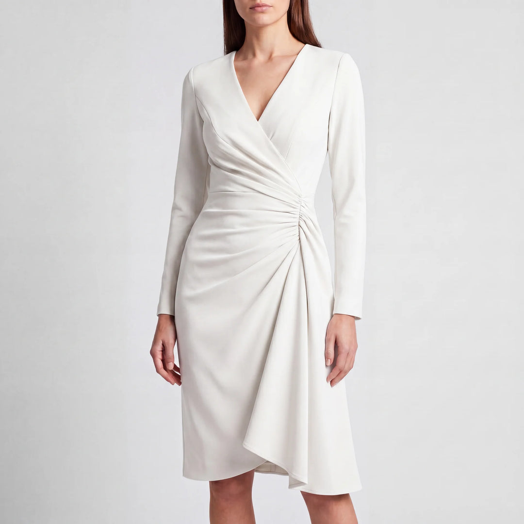 Elegantes Livia Damen Midi Wickelkleid in Weiß mit langen Ärmeln und schmeichelhaften Raffungen.