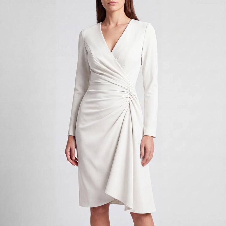 Elegantes Livia Damen Midi Wickelkleid in Weiß mit langen Ärmeln und schmeichelhaften Raffungen.