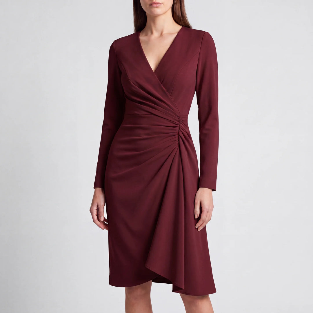 Livia Damen Langarm Midi Wickelkleid in elegantem Bordeaux mit schmeichelhaften Raffungen an der Taille.