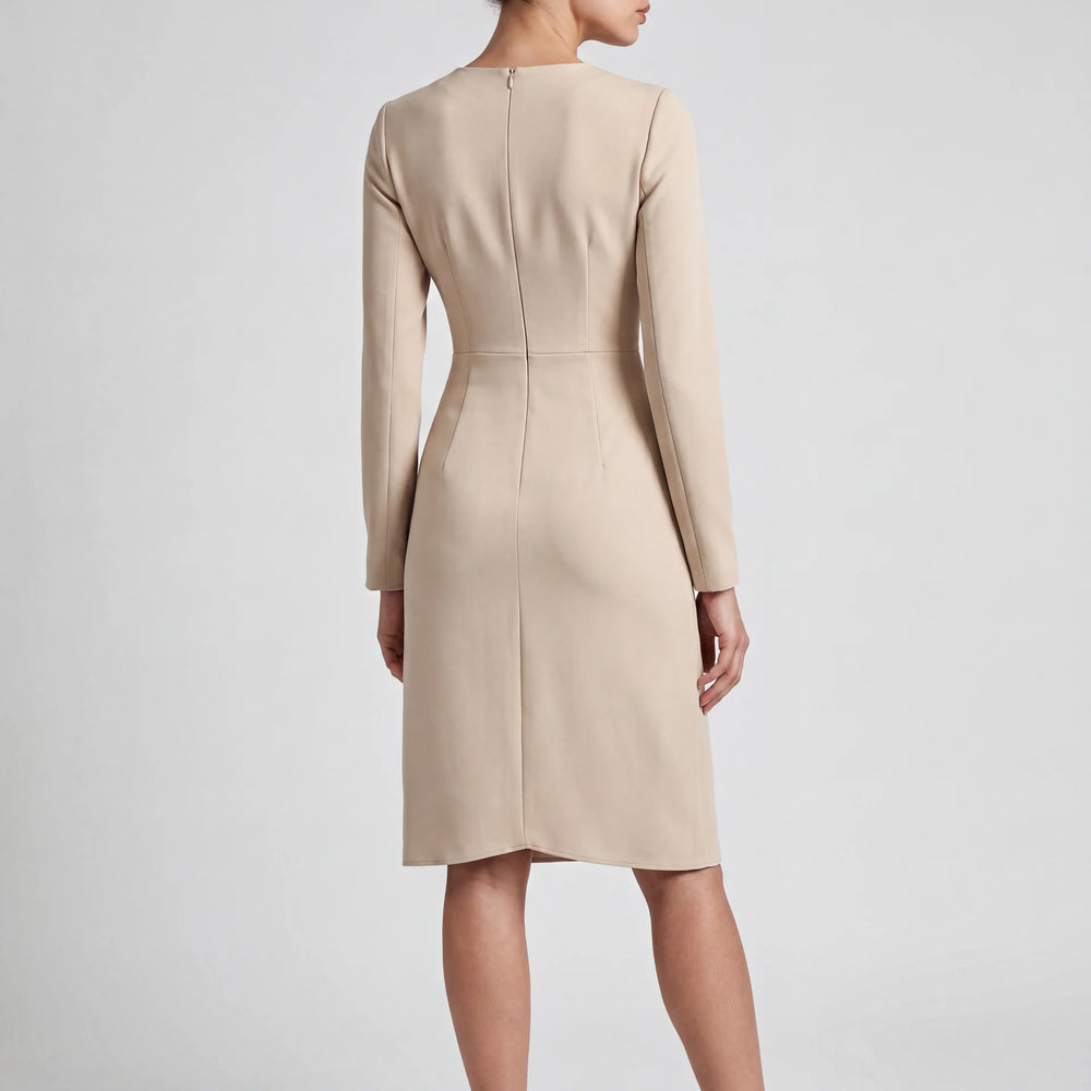 Elegantes beiges Livia Midi Wickelkleid mit langen Ärmeln und schmeichelhaften Raffungen an der Taille.