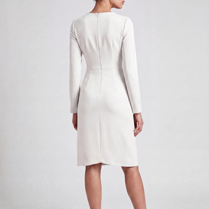 Elegantes Livia Damen Midi Wickelkleid in Creme mit langen Ärmeln und schmeichelhaften Raffungen.