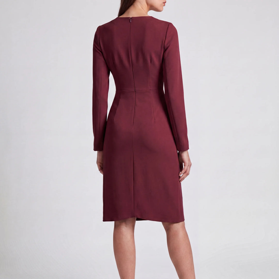 Rückenansicht des eleganten Livia Damen Midi Wickelkleids in Bordeaux mit langen Ärmeln und taillierter Passform.