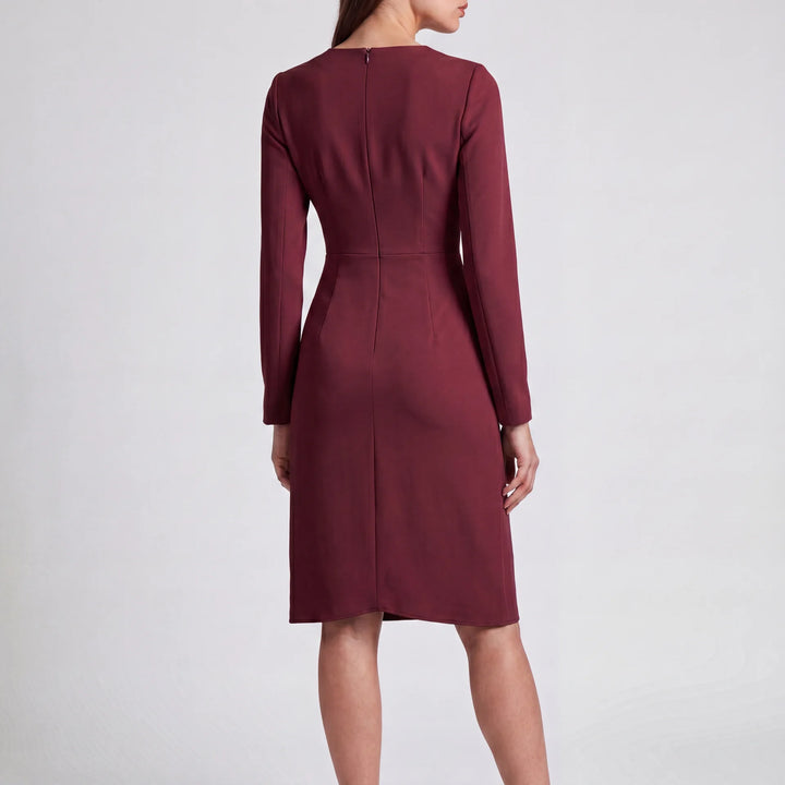 Rückenansicht des eleganten Livia Damen Midi Wickelkleids in Bordeaux mit langen Ärmeln und taillierter Passform.