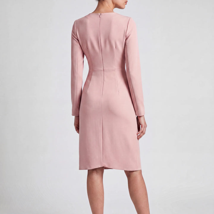 Elegantes Livia Midi Wickelkleid in Rosé mit langen Ärmeln und schmeichelhaften Raffungen.