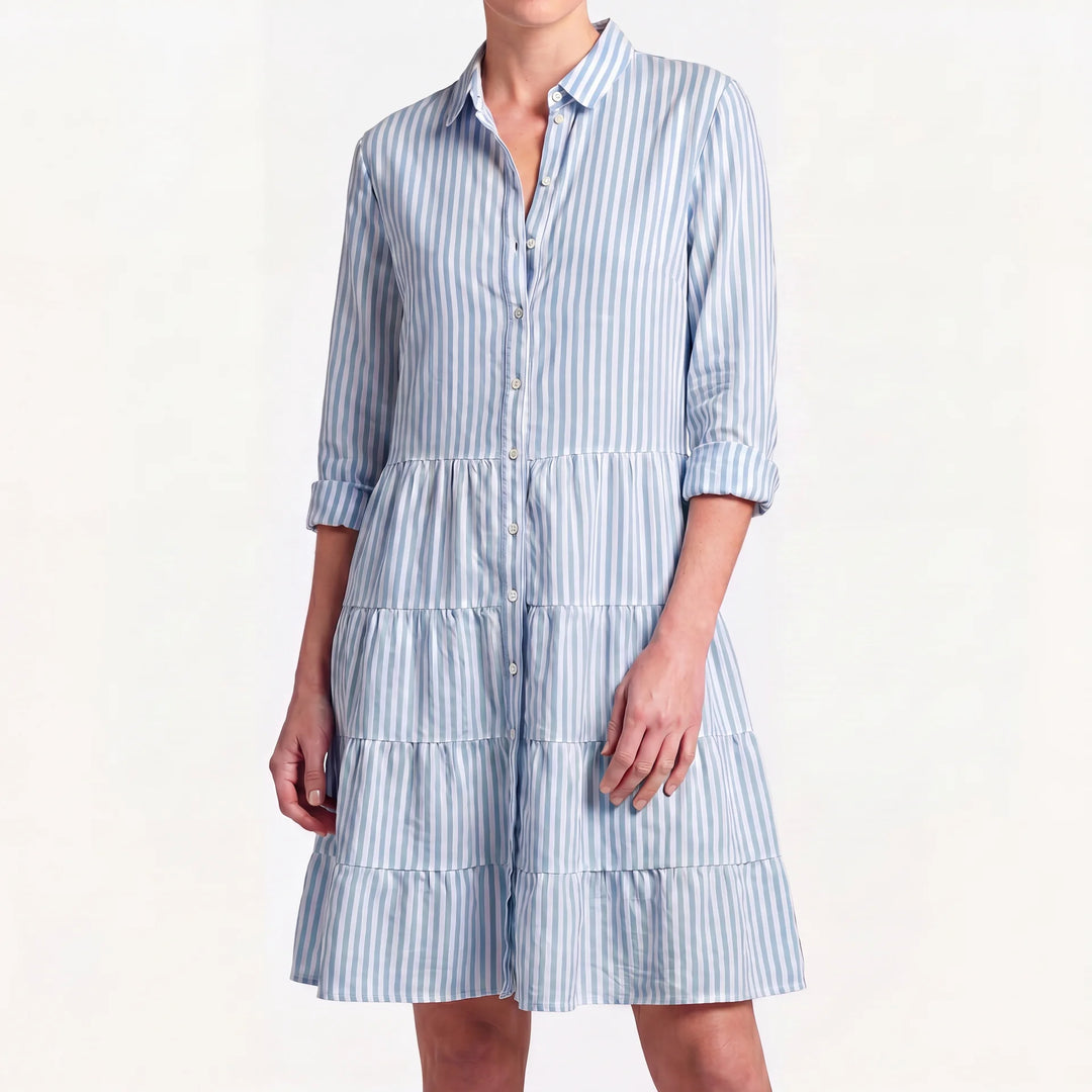 Clara Damen gestreiftes Midi Blusenkleid in Hellblau-Weiß mit Hemdkragen und Stufenrock.
