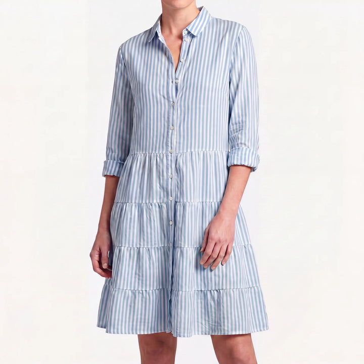 Clara Damen gestreiftes Midi Blusenkleid in Hellblau-Weiß mit Hemdkragen und Stufenrock.